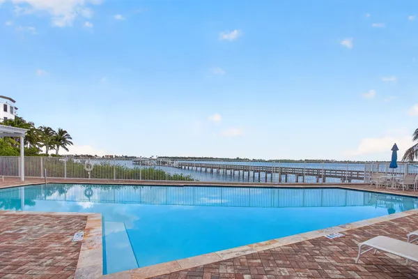 608 WINDWARD CIR