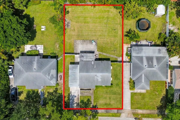 933 UPLAND RD