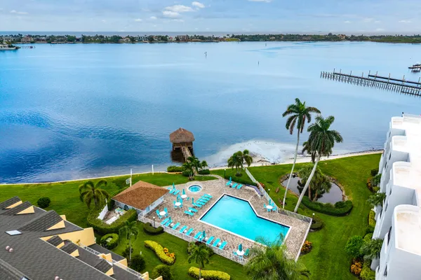 225 N LAKESHORE DR
