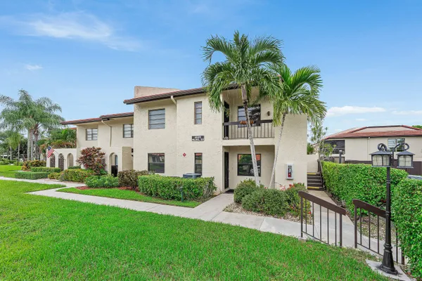 8520 CASA DEL LAGO E