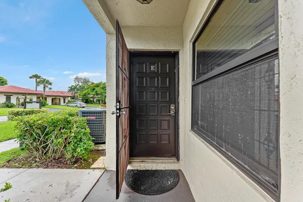8520 CASA DEL LAGO E