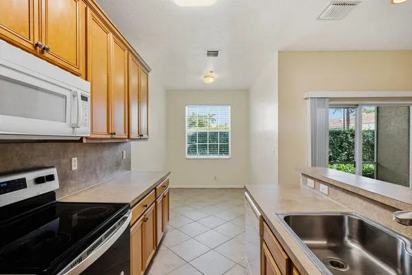 160 VILLAGE BLVD G