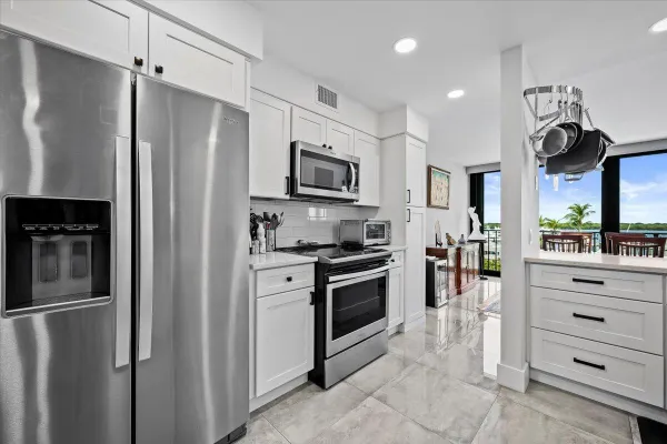 120 LAKESHORE DR 4360