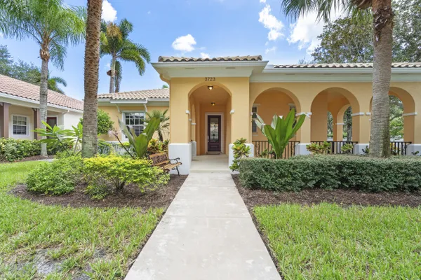 3723 COMMUNITY DR