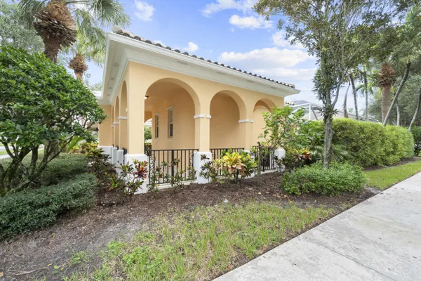 3723 COMMUNITY DR