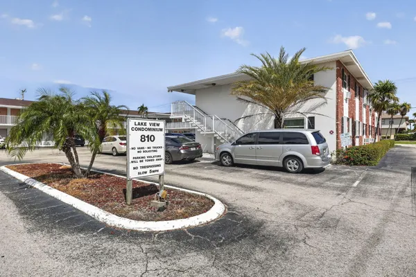 810 LAKE SHORE DR 25