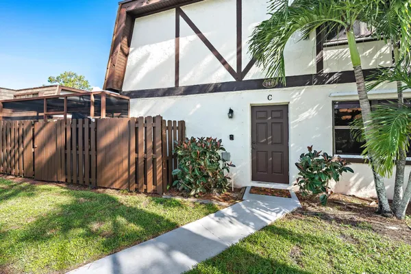 148 WEYBRIDGE CIR C