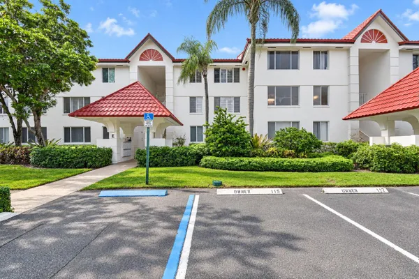 102 HALF MOON CIR F2