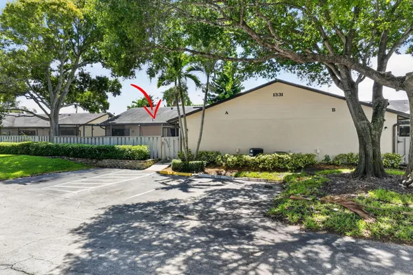 1331 PEPPERTREE TRL
