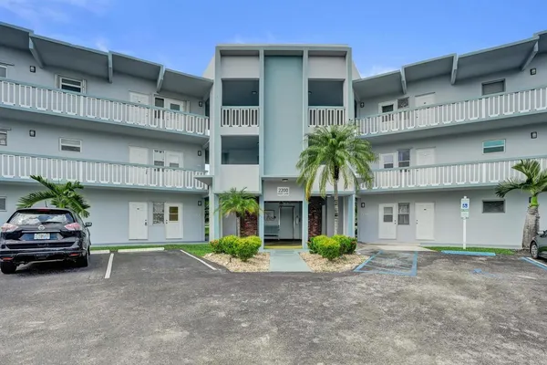 2200 PARK LN 111