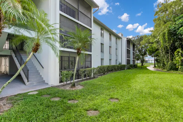1009 GREEN PINE BLVD F3
