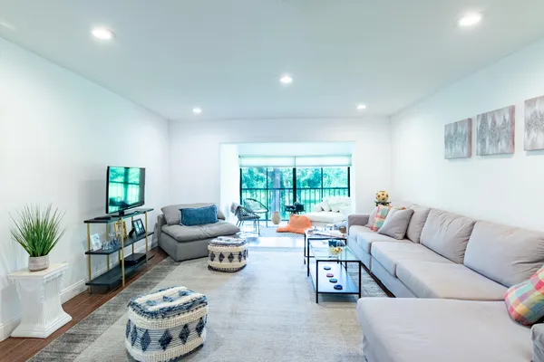 9282 VISTA DEL LAGO D
