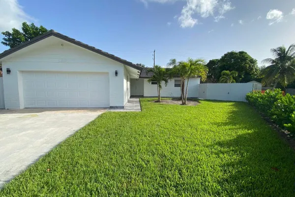 1831 E CT
