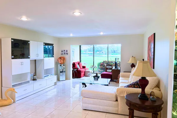 8410 CASA DEL LAGO E