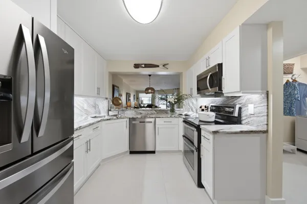 7232 FAIRFAX DR 205