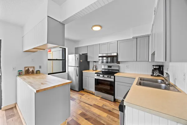310 SANDTREE DR