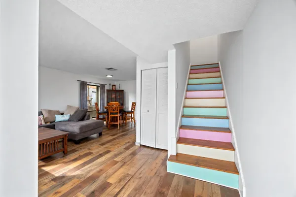 310 SANDTREE DR