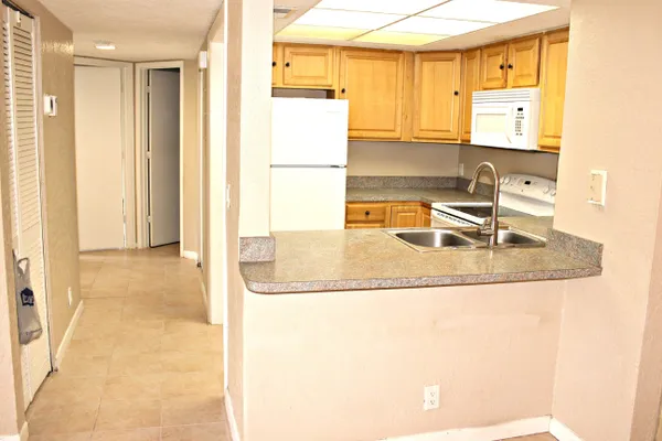 1500 SE ROYAL GREEN CIR 102