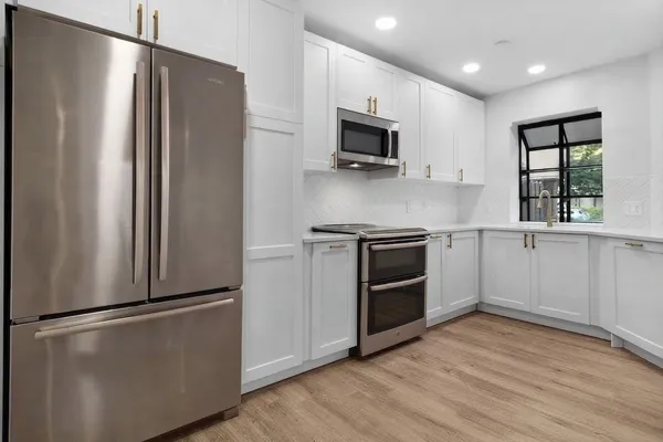 5250 EUROPA DR B