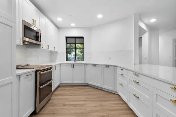 5250 EUROPA DR B