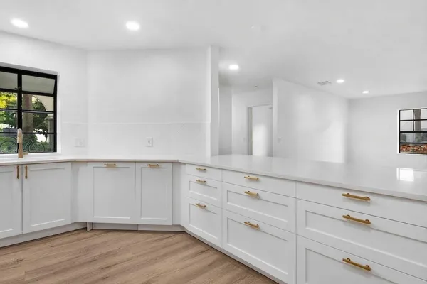 5250 EUROPA DR B