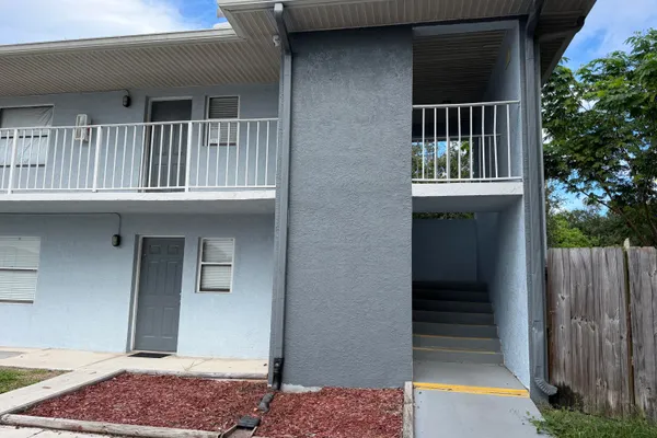 605 IXORIA AVE 21