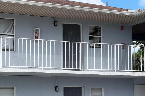 605 IXORIA AVE 21