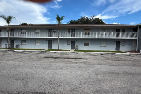 605 IXORIA AVE 21