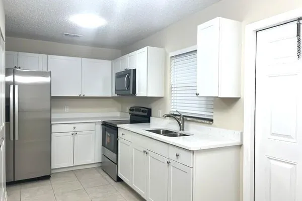 488 E JORDAN BLVD