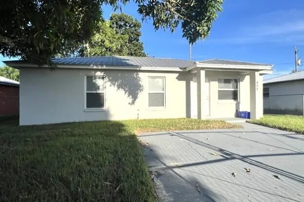 488 E JORDAN BLVD
