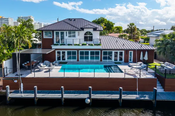 11 CASTLE HARBOR ISLE DR