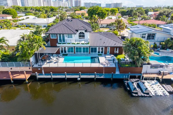 11 CASTLE HARBOR ISLE DR