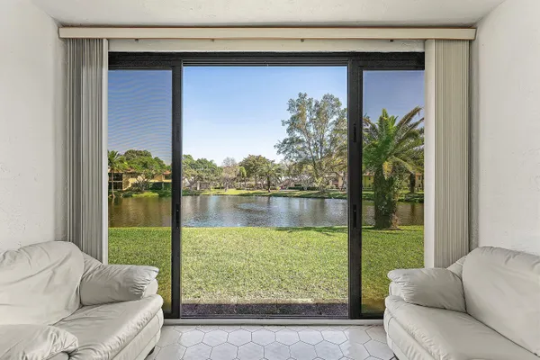 9283 VISTA DEL LAGO G