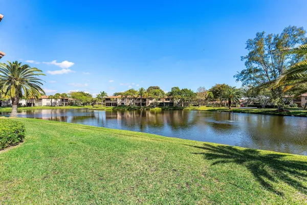 9283 VISTA DEL LAGO G