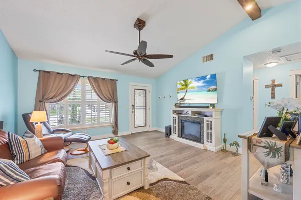 128 BANYAN CIR
