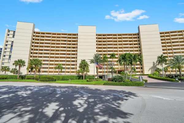 130 LAKESHORE DR 821