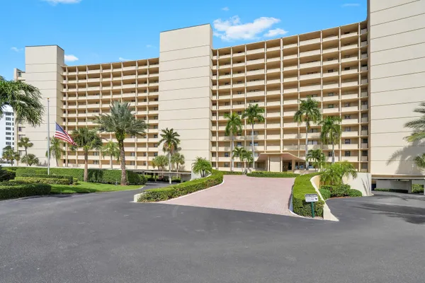 130 LAKESHORE DR 821