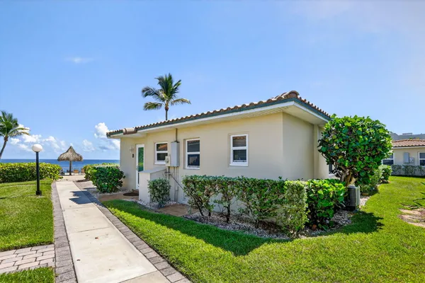 1225 HILLSBORO MILE B2