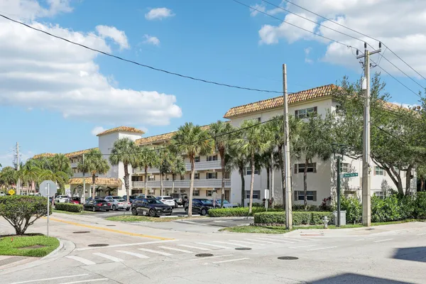 200 E ROYAL PALM RD 3040