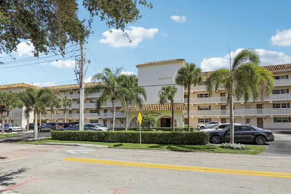 200 E ROYAL PALM RD 3040
