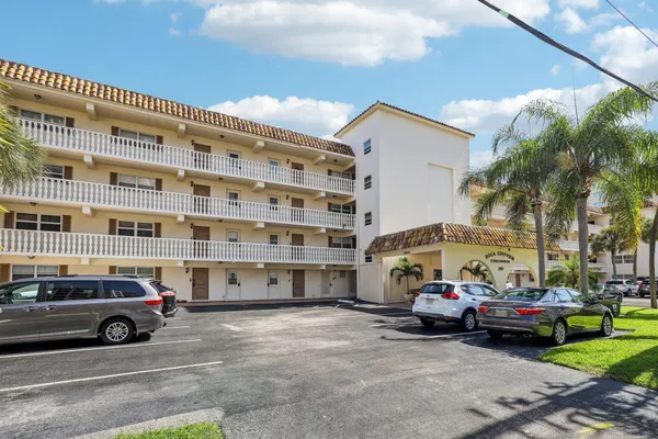 200 E ROYAL PALM RD 3040