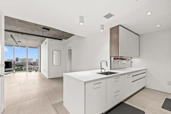 300 S AUSTRALIAN AVE 1104