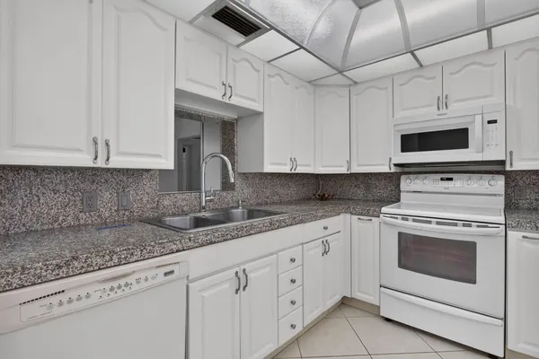 2901 VICTORIA CIR D4