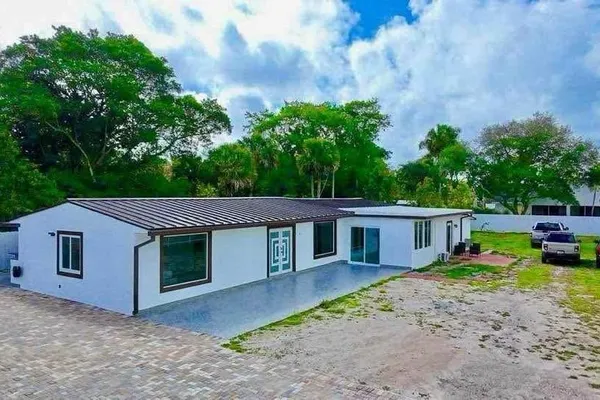 696 ARLINGTON DR