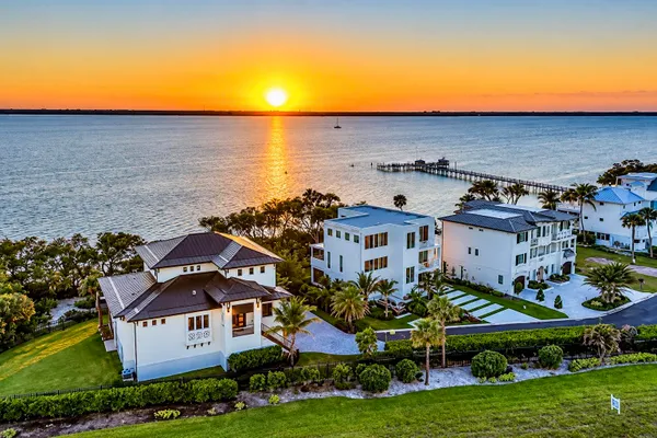 7683 PELICAN POINTE DR