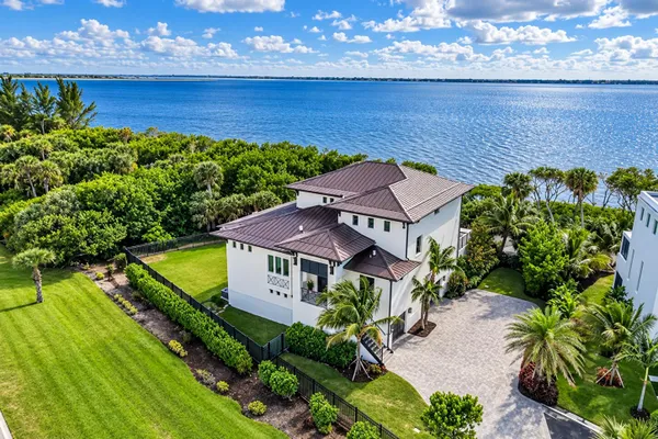 7683 PELICAN POINTE DR