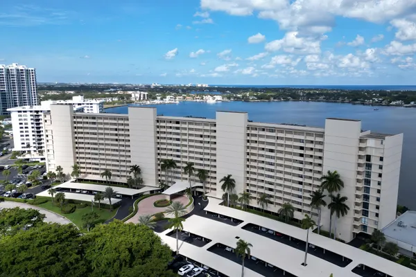 130 LAKESHORE DR 821