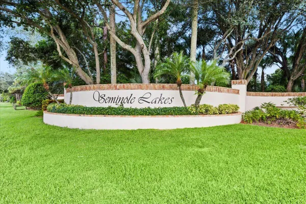 122 SEMINOLE LAKES DR