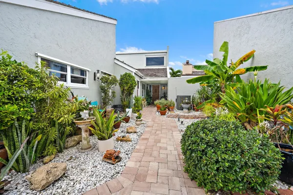17050 TRAVERSE CIR