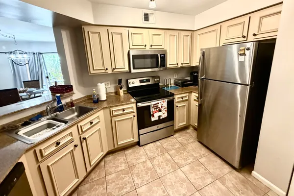 400 SCOTIA DR 305